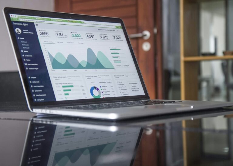 Panel de analítica web con las métricas que se revisan en una auditoría SEO integral