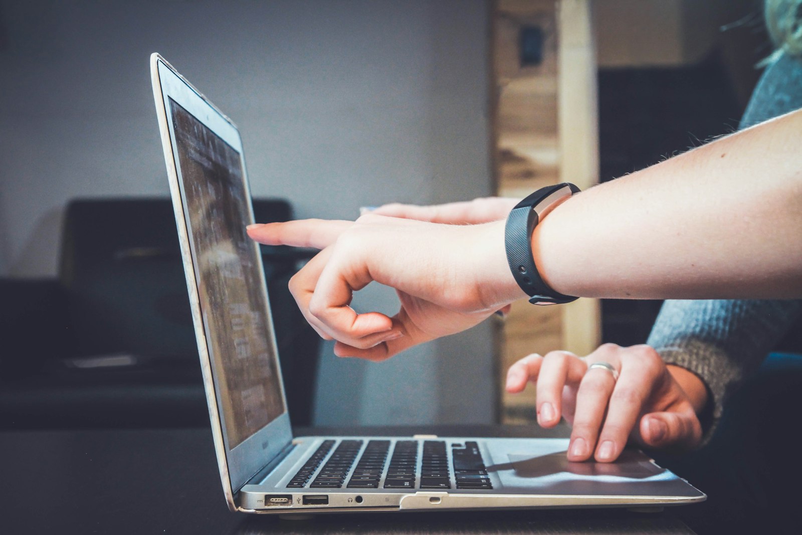 Puesto de trabajo con WhatsApp Business y el CRM conectados mediante automatizaciones